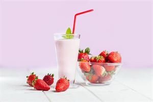 close-up-homemade-strawberry-milk-shake